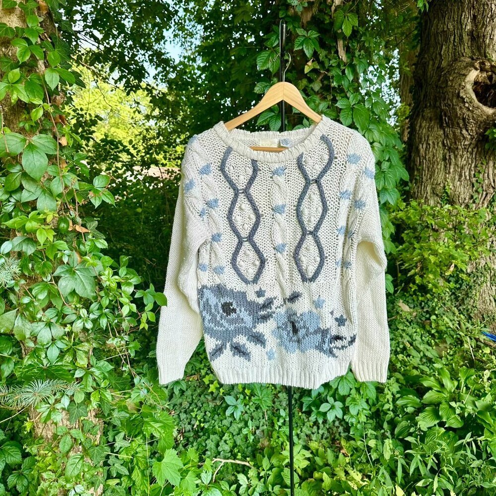 Needles & Yarn Cable knit White and Blue Floral Crewneck Sweater Pullover Medium